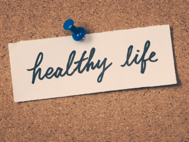 Healthy life note pinned on corkboard 