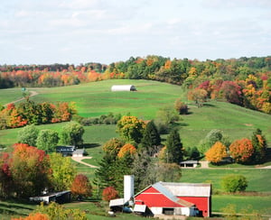 Rolling hills and farms tucked in the countryside of Amish Country